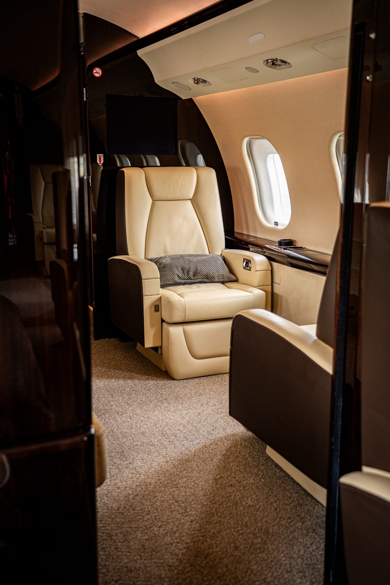 Bombardier Global Express XRS single leather seat cabin detail