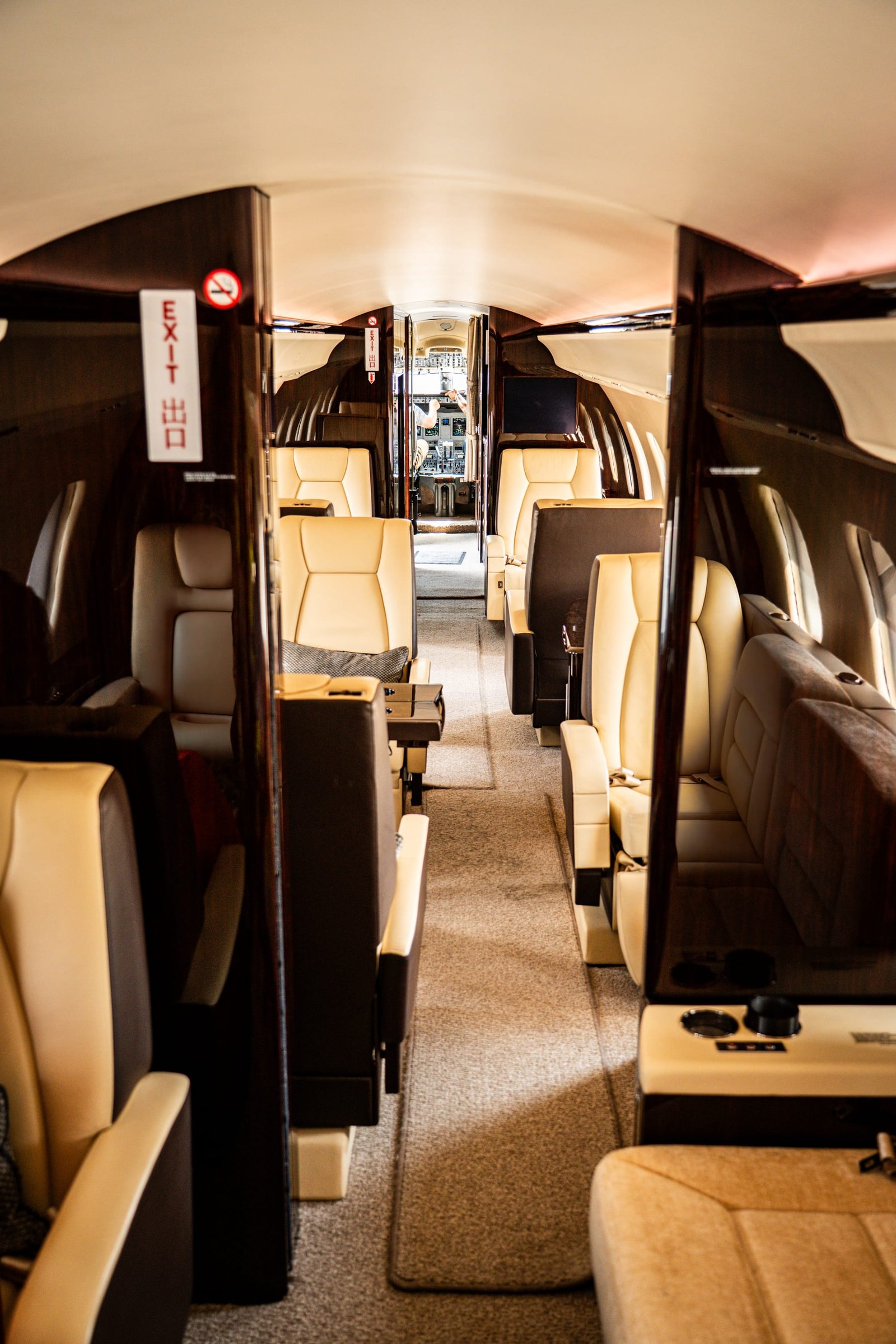 Bombardier Global Express XRS cabin aisle facing the cockpit