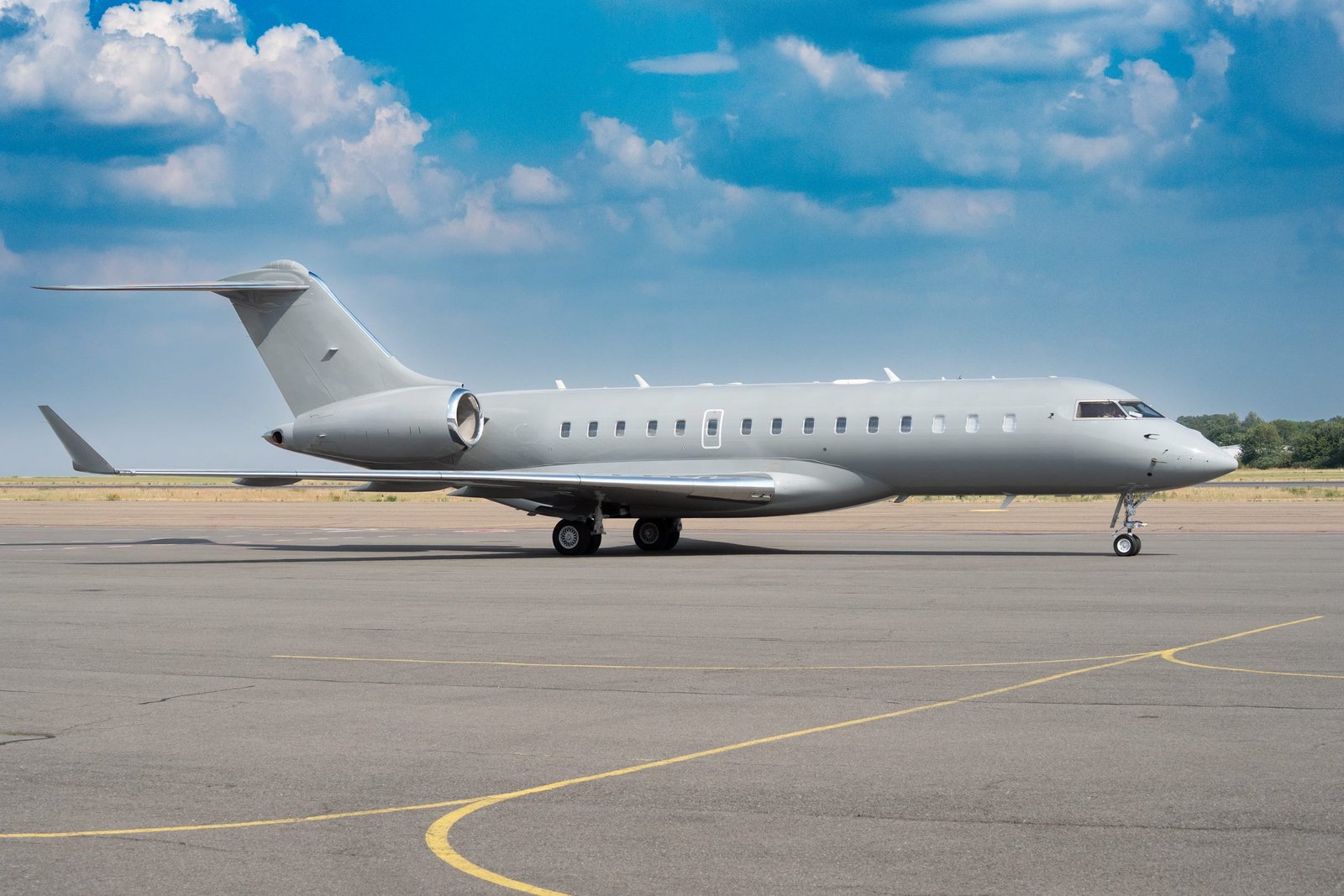 Bombardier Global Express XRS in side profile on the ramp